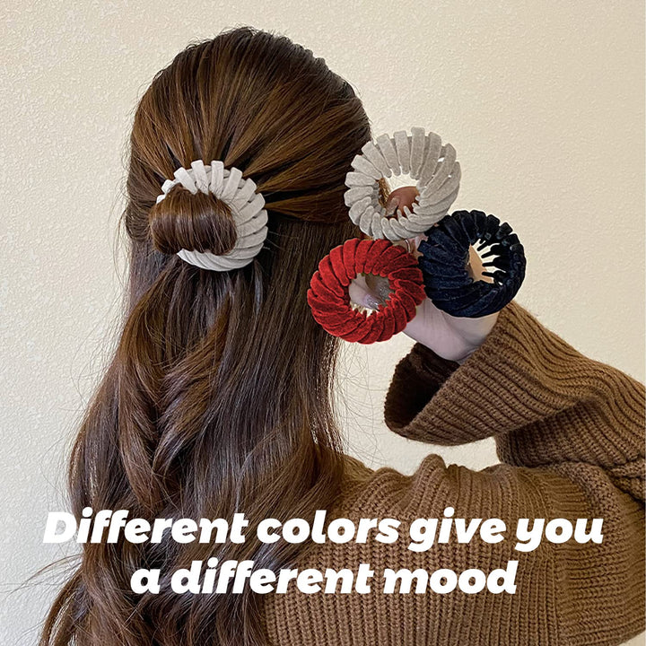 Frau mit braunem Haar trägt vier bunte Stoff-Haargummis: beige, rot, schwarz, grau.