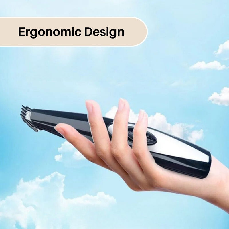 Hand hält ergonomischen schwarzen Haarschneider vor blauem Himmel, ideal für präzises Trimmen.