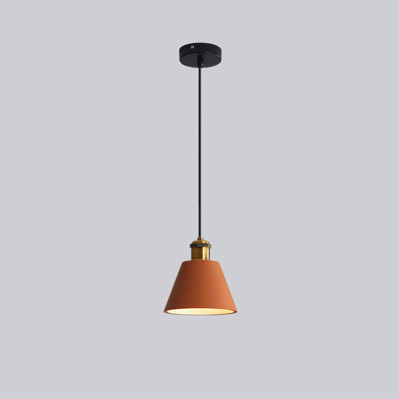Moderne Pendelleuchte, orange, Metall, minimalistisches Design, Innenbeleuchtung, Wohnzimmer.