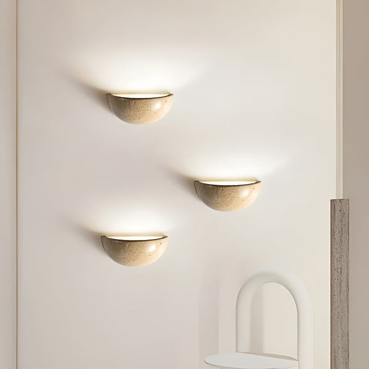 Drei halbrunde Wandleuchten aus Keramik, beige, modernes Design, Innenbeleuchtung.