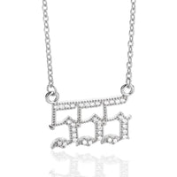 Silberne Halskette mit funkelndem Anhänger, Zirkonia, elegantes Schmuckdesign, Damenaccessoire.