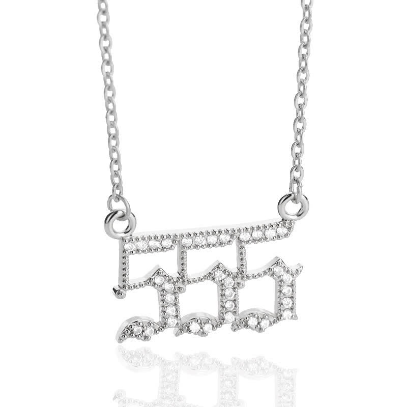 Silberne Halskette mit funkelndem Anhänger, Zirkonia, elegantes Schmuckdesign, Damenaccessoire.