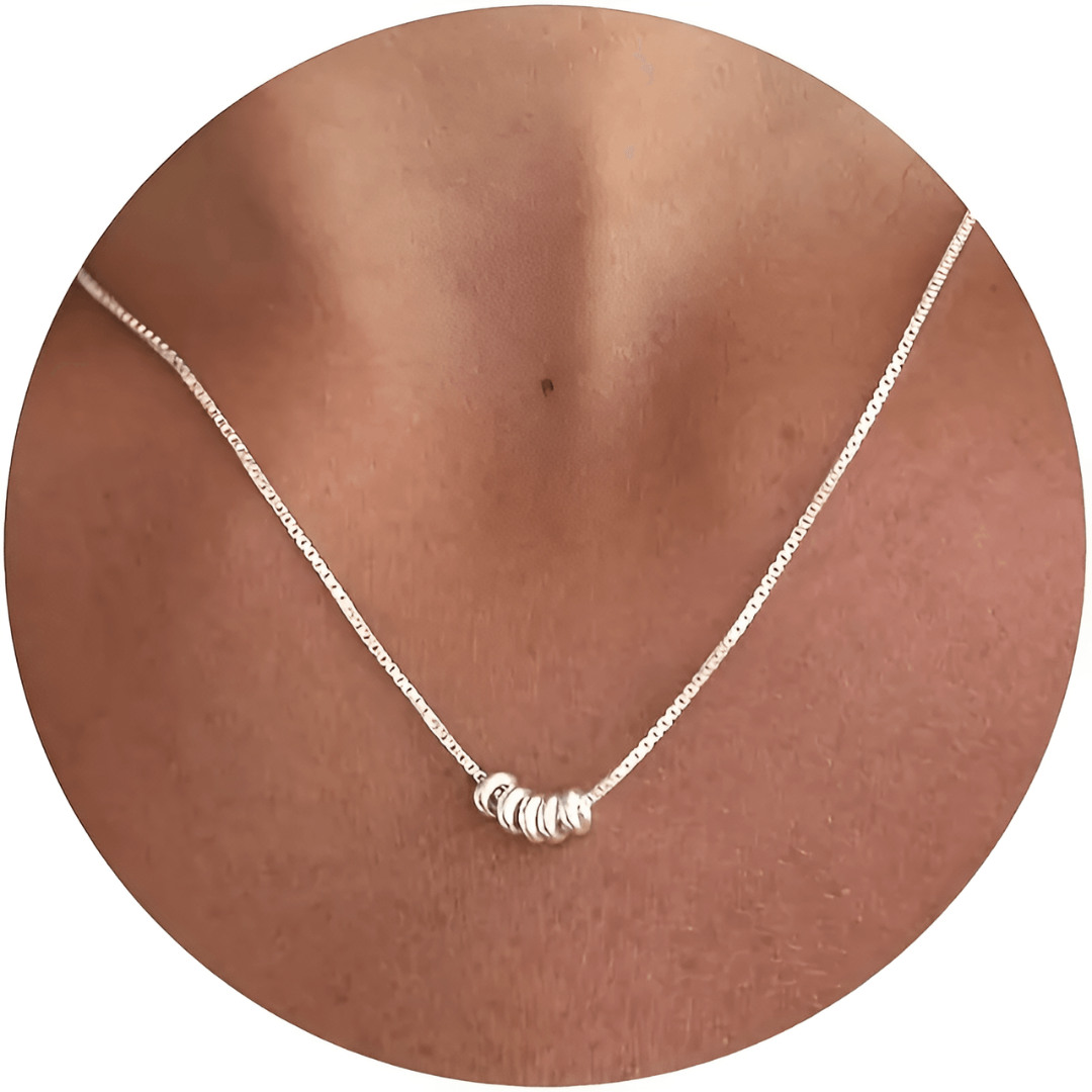 Silberne Halskette mit fünf Ringen, elegantes Schmuckdesign, minimalistisch, für Damen.