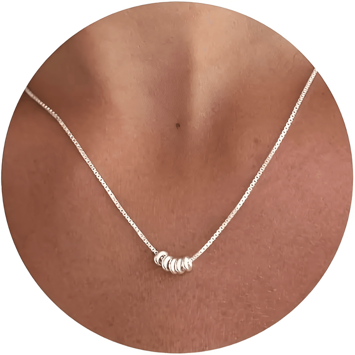 Silberne Halskette mit fünf Ringen, elegantes Schmuckdesign, minimalistisch, für Damen.