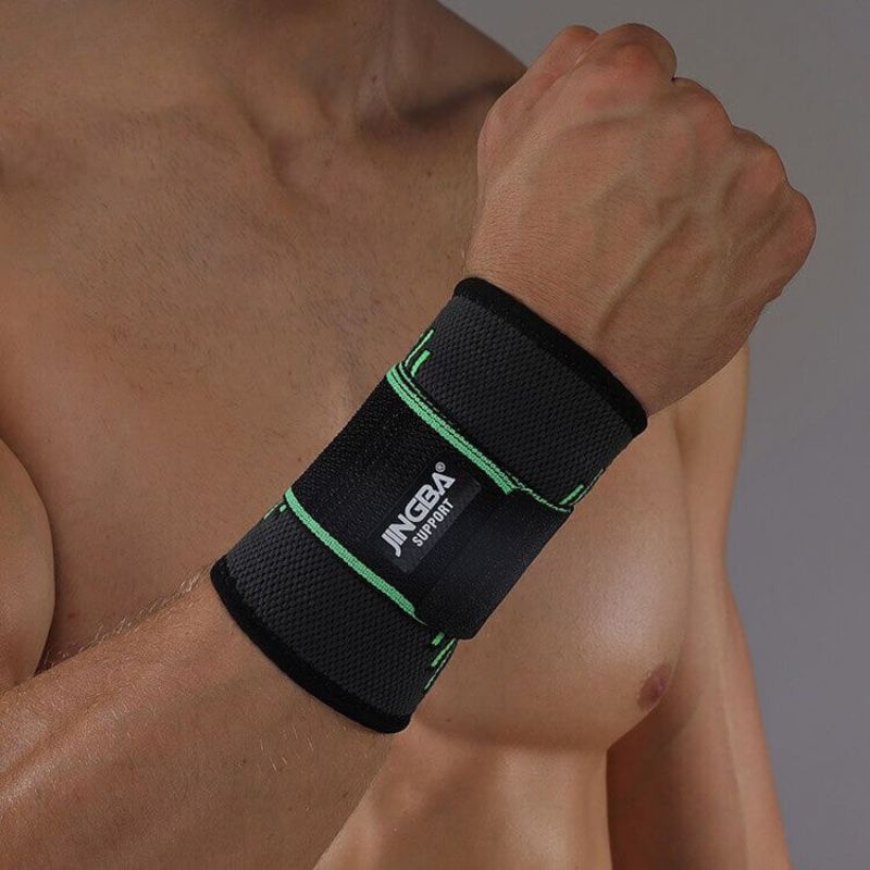 Schwarze Sport-Handgelenkbandage mit grünem Akzent, elastisch, für Fitness und Unterstützung.
