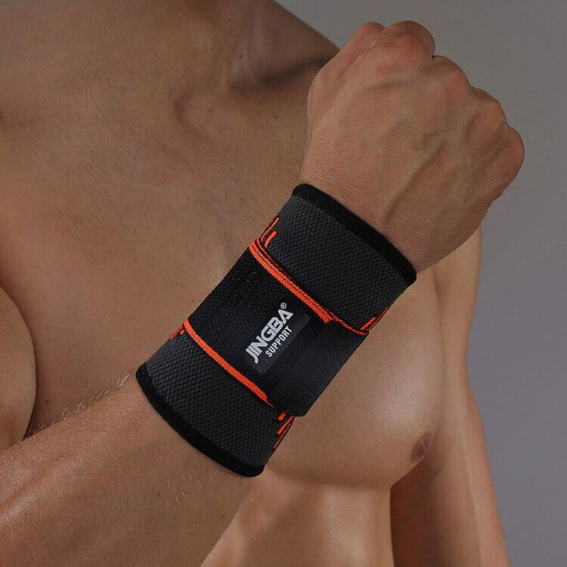 Schwarze Fitness-Handgelenkbandage mit rotem Akzent, elastisch, für Sport und Training.