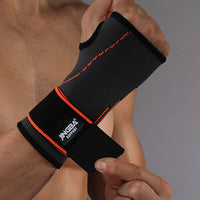 Schwarze Handgelenkbandage mit roter Naht, elastisch, für Sport und Unterstützung.