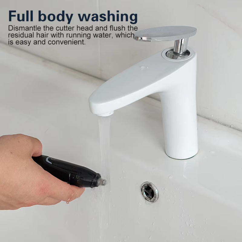 Hand hält schwarzen elektrischen Rasierer unter fließendem Wasserhahn im Badezimmer.