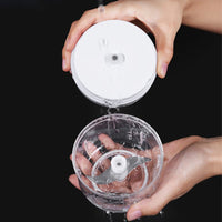 Hände reinigen weißen manuellen Zerkleinerer mit Wasser, transparente Schüssel, Edelstahlklinge.