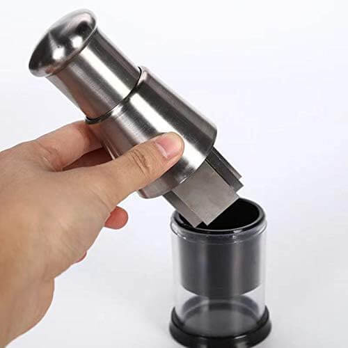 Manueller Zerkleinerer aus Edelstahl, handbetrieben, ideal für Gemüse, kompakt und langlebig.