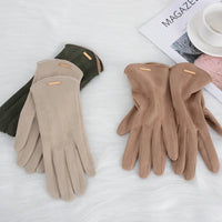 Damenhandschuhe aus Wildleder, beige und braun, elegant, warm, Herbstmode, auf weißem Hintergrund.