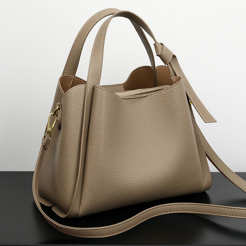 Beige Lederhandtasche mit Schulterriemen, elegantes Design, Damenmode Accessoire.
