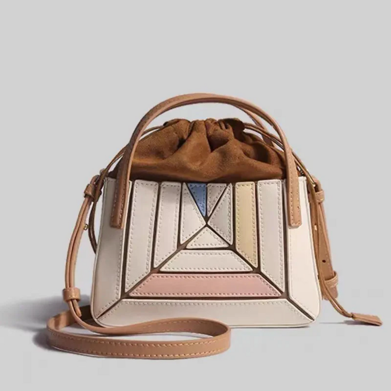 Beige Lederhandtasche mit geometrischem Muster, verstellbarem Riemen, modisch und elegant.