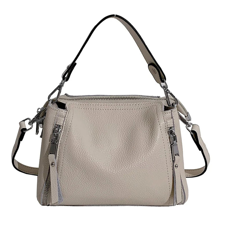 Beige Lederhandtasche mit Reißverschlüssen, Damenmode, elegantes Design, Schulterriemen.