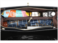 Schwarze Handtasche mit Reißverschluss, gefüllt mit Alltagsgegenständen, Innenansicht.