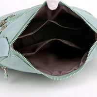 Mintgrüne Handtasche mit Reißverschluss, Innenfächer, Damenmode, stilvolles Accessoire.