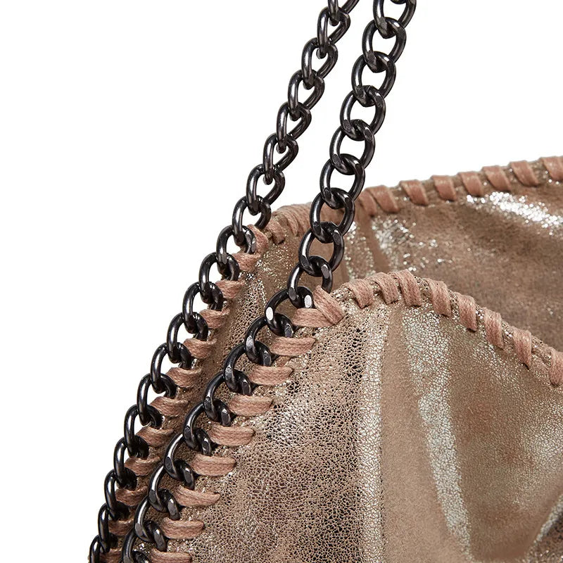 Beige Glitzertasche mit schwarzem Kettenriemen, modisches Accessoire, Damenhandtasche.