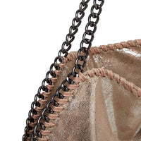 Beige Glitzertasche mit schwarzem Kettenriemen, modisches Accessoire, Damenhandtasche.