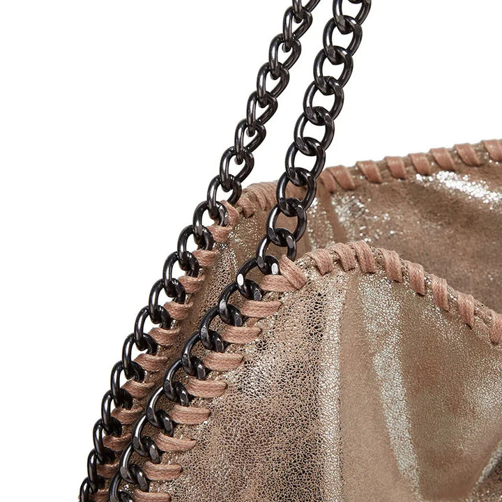 Beige Glitzertasche mit schwarzem Kettenriemen, modisches Accessoire, Damenhandtasche.