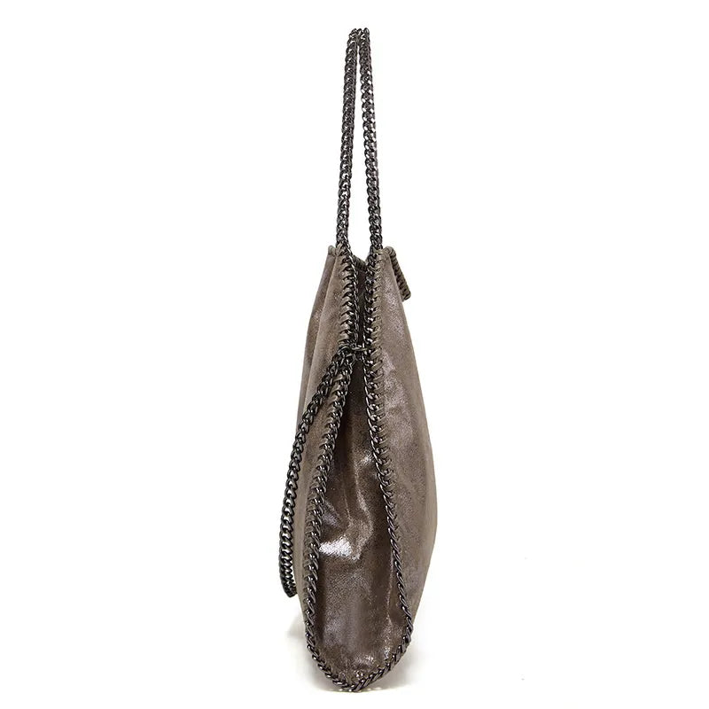 Braune Ledertasche mit Kettenriemen, seitliche Ansicht, modisch, elegant, Damenaccessoire.
