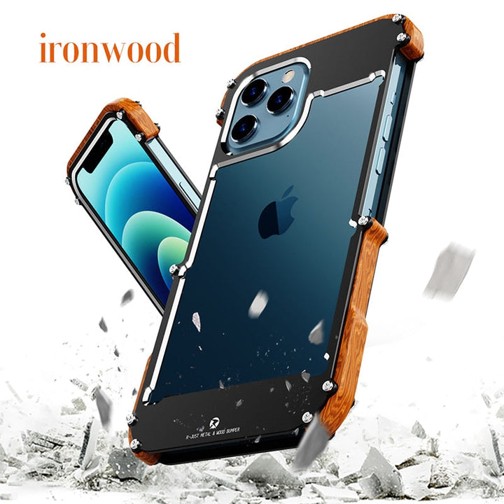 Robustes iPhone 13 Pro Max Case aus Holz und Metall, stoßfest, stilvolles Design.