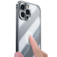 Fingerabdruck auf silbernem Smartphone mit vier Kameras, modernes Handy-Design.