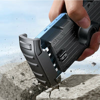 Robustes schwarzes Handygehäuse, stoßfest, Outdoor-Schutz, in Hand gehalten.