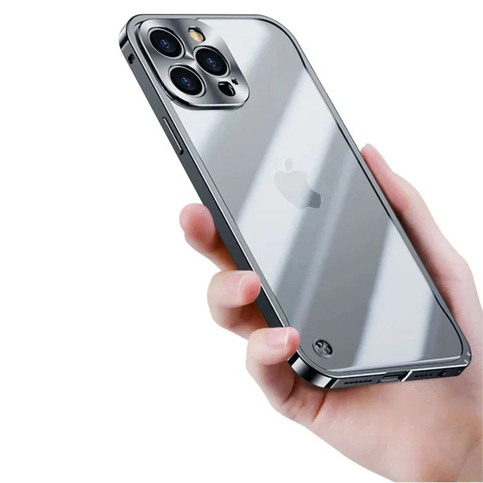 Silbernes iPhone in Hand, Rückseite mit Apple-Logo, modernes Smartphone, glänzendes Design.