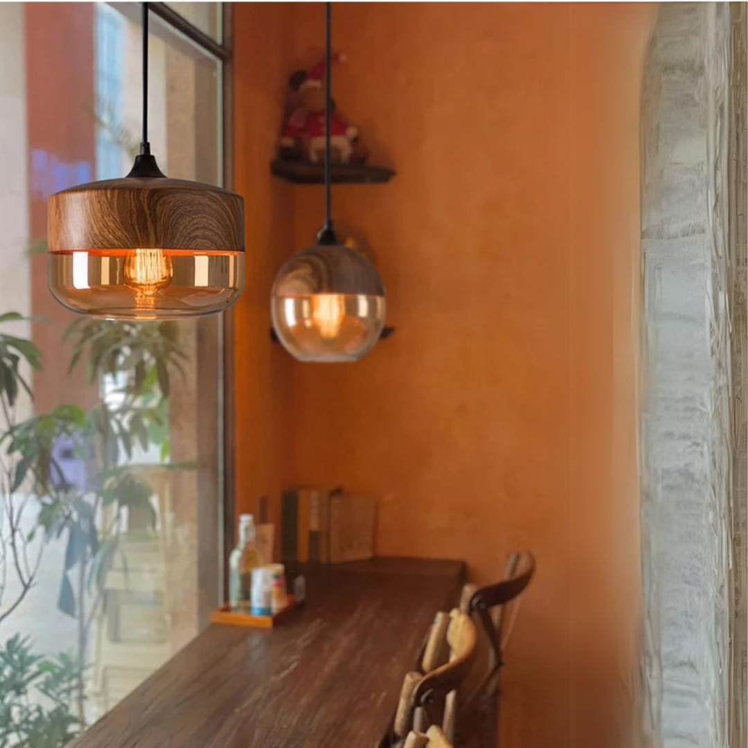 Hängelampe aus Holz und Glas, warmes Licht, modernes Design, ideal für Esszimmer oder Café.