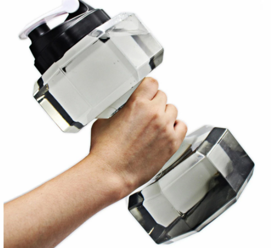 Hand hält Hantel-Wasserflasche, transparent, Kunststoff, Fitness, Sport, Hydration, 2 Liter.