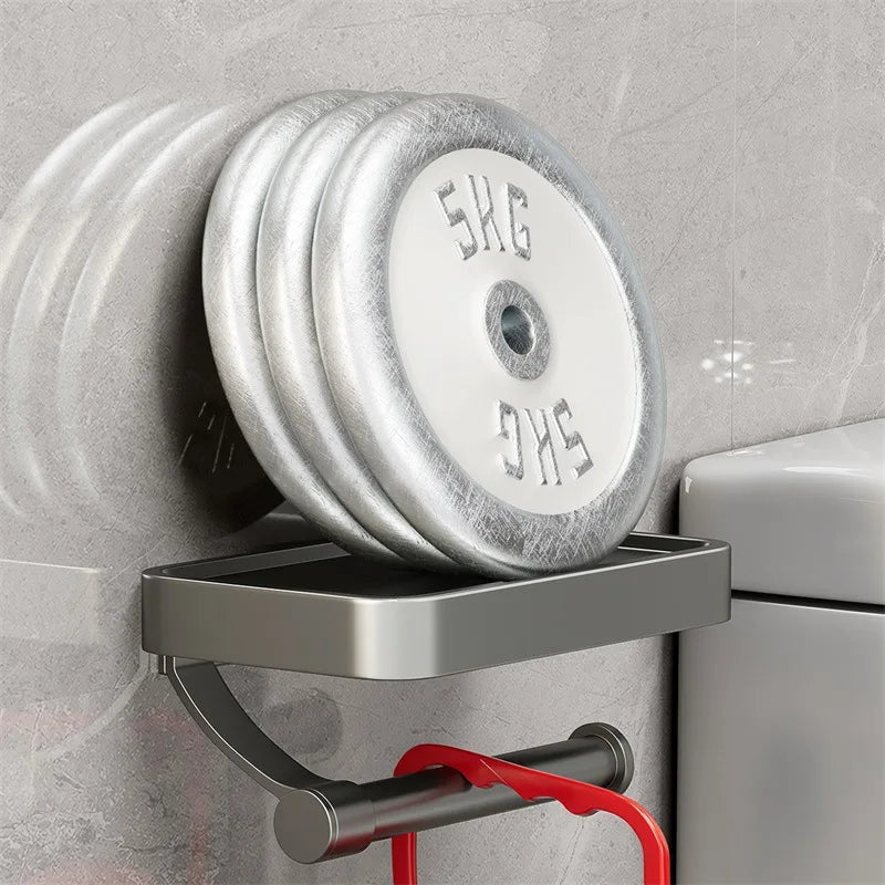 Vier silberne 5kg Hantelscheiben auf Wandhalterung im Fitnessstudio.