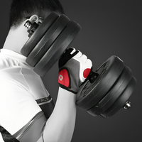 Mann mit Hantel, Fitnesshandschuh, Schwarz-Rot, Krafttraining, Sportausrüstung, Studioaufnahme