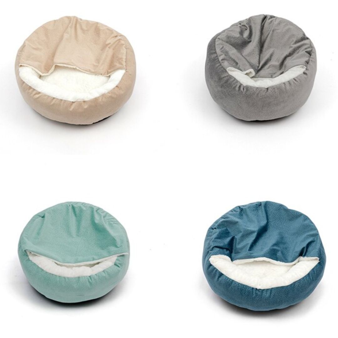 Vier runde Hundebetten in Beige, Grau, Grün und Blau, aus weichem Stoff, ideal für Haustiere.