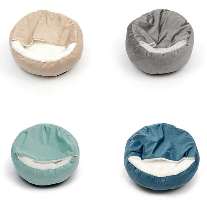 Vier runde Hundebetten in Beige, Grau, Grün und Blau, aus weichem Stoff, ideal für Haustiere.