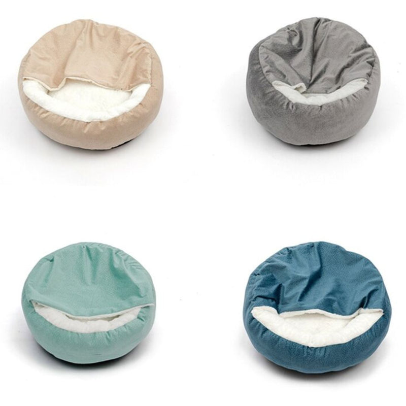 Vier runde Hundebetten in Beige, Grau, Grün und Blau, aus weichem Stoff, ideal für Haustiere.