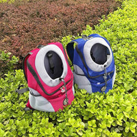 Zwei Hundetragetaschen, rot und blau, auf grünem Hintergrund, atmungsaktives Mesh-Material.