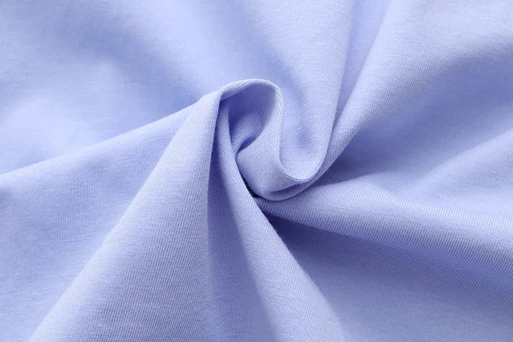 Hellblauer Baumwollstoff, weiche Textur, ideal für Bekleidung und Heimtextilien.