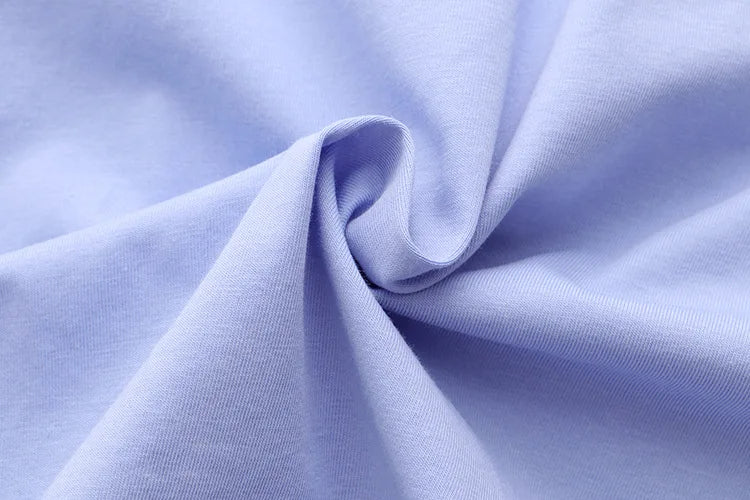 Hellblauer Baumwollstoff, weiche Textur, ideal für Bekleidung und Heimtextilien.