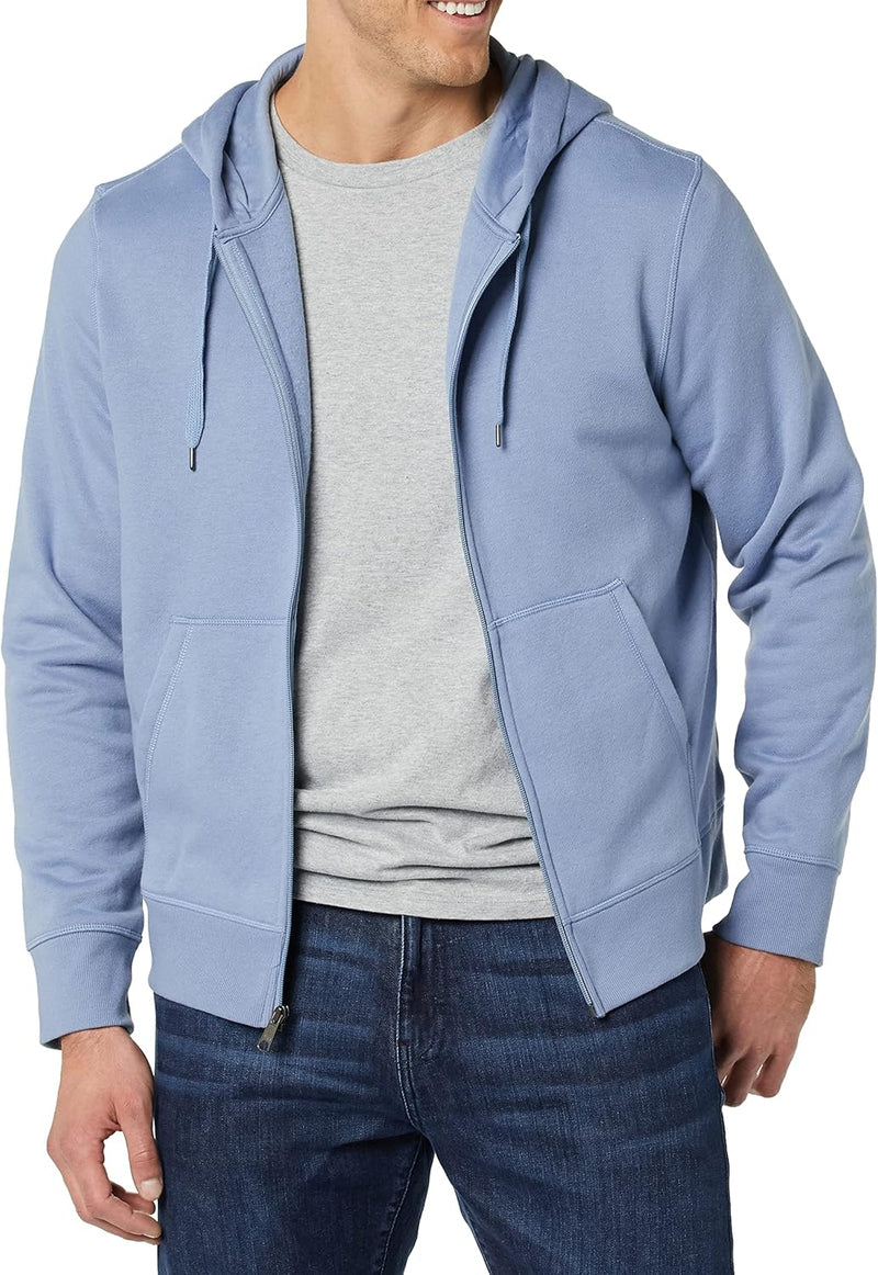 Mann in hellblauer Kapuzenjacke, grauem T-Shirt und Jeans, lächelnd, Freizeitmode.