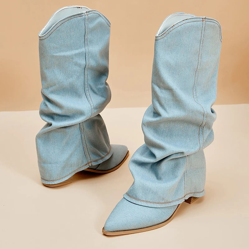 Hellblaue Denim-Stiefel mit spitzer Zehenpartie und Falten, modische Damenbekleidung.