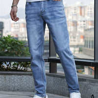 Mann in blauer Jeanshose, lässig, urbaner Hintergrund, modisch, Freizeitkleidung, Herrenmode.