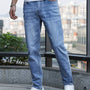 Mann in blauer Jeanshose, lässig, urbaner Hintergrund, modisch, Freizeitkleidung, Herrenmode.