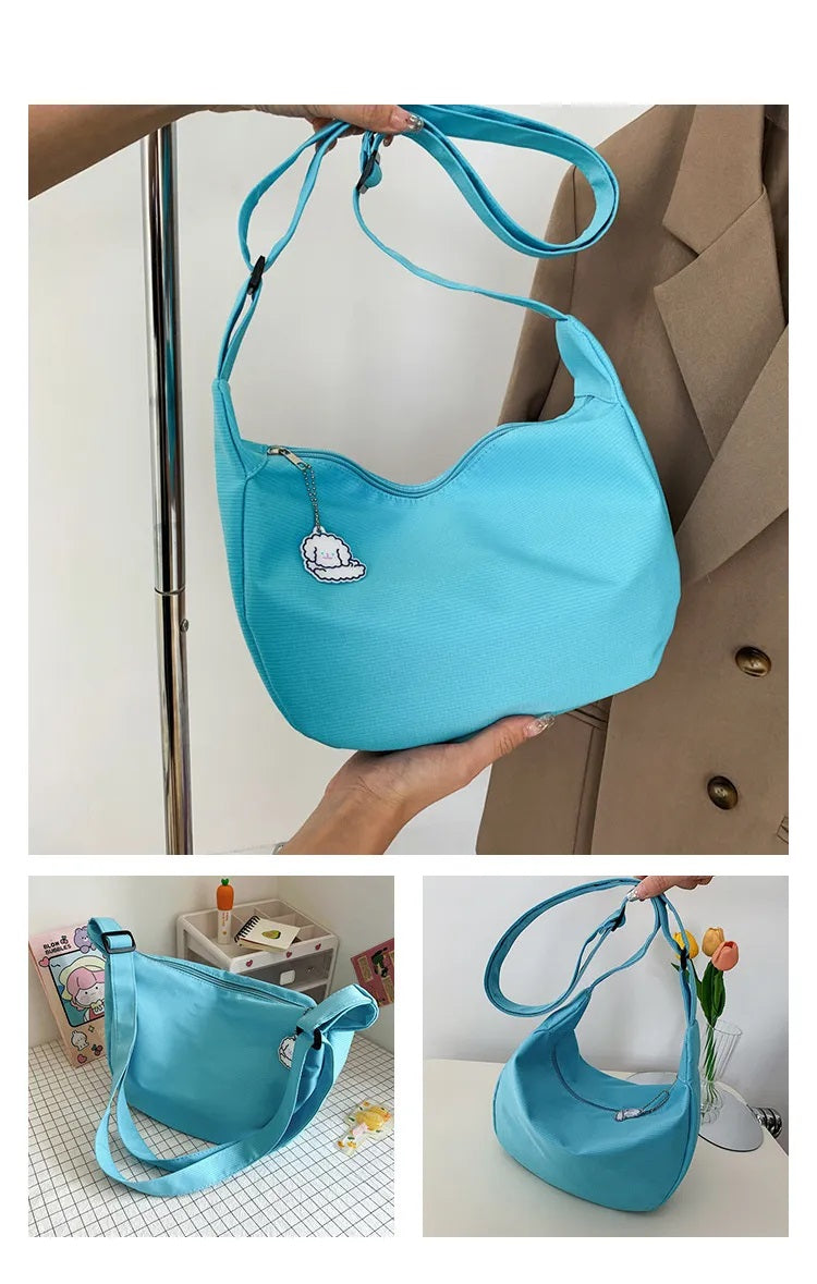 Hellblaue Umhängetasche aus Stoff, modisch, mit verstellbarem Riemen, ideal für den Alltag.