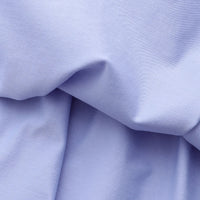 Hellblauer Baumwollstoff, Nahaufnahme, weiche Textur, ideal für Kleidung und Heimtextilien.