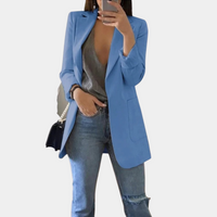 Frau in hellblauem Blazer, grauem Top und Jeans, modisch, elegant, Damenmode, Streetstyle.