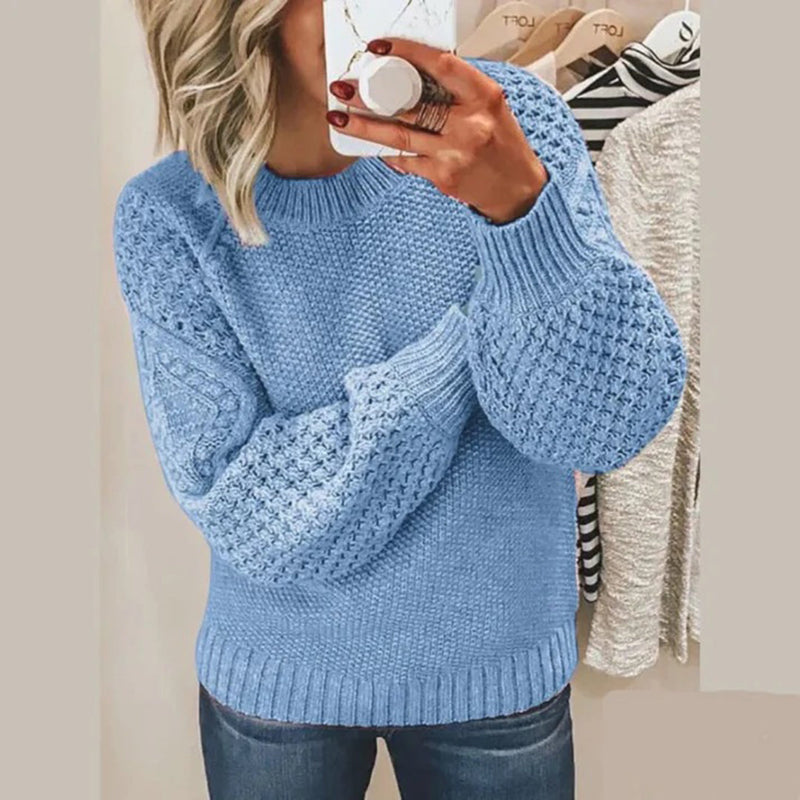 Frau in hellblauem Strickpullover mit Zopfmuster, lässig, modisch, Herbstmode, Damenbekleidung.