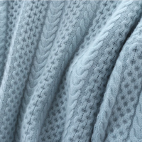 Hellblauer Strickstoff mit Zopfmuster, weiche Textur, ideal für Pullover und Wintermode.