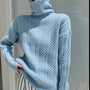 Hellblauer Strickpullover mit Rollkragen, Zopfmuster, Damenmode, Winterkleidung.