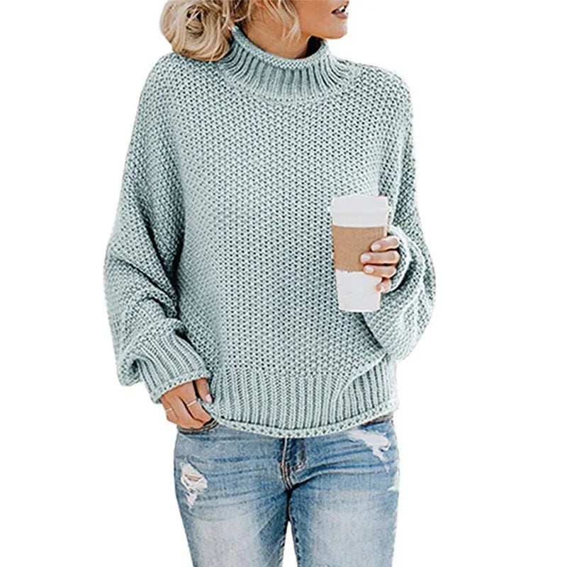 Frau in hellblauem Strickpullover mit Kaffeebecher, lässige Mode, Herbstkleidung, Damenjeans.