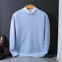 Hellblauer Herrenpullover aus Kaschmir, elegant, warm, ideal für Herbstmode.